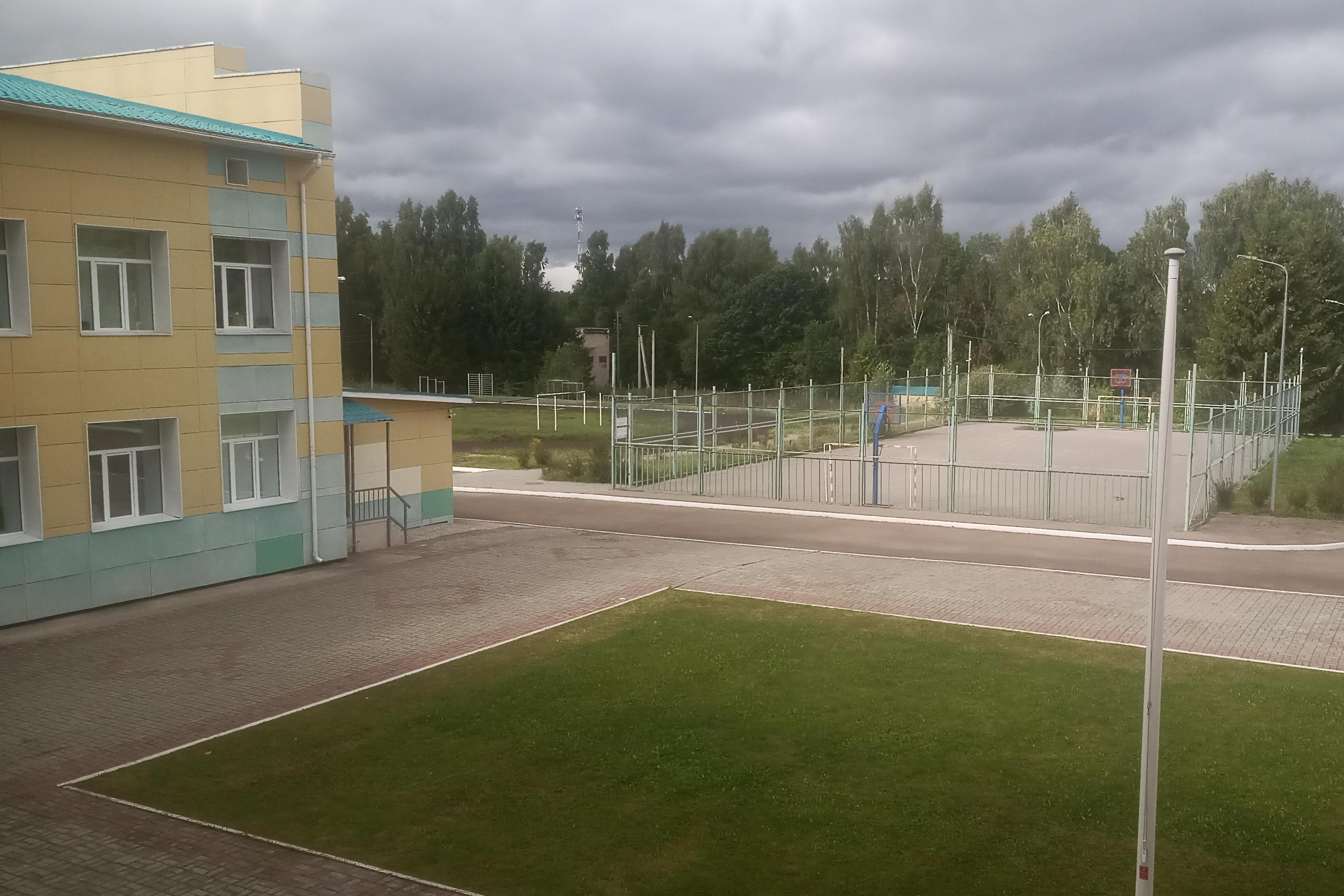 Задний двор Ферзиковской школы