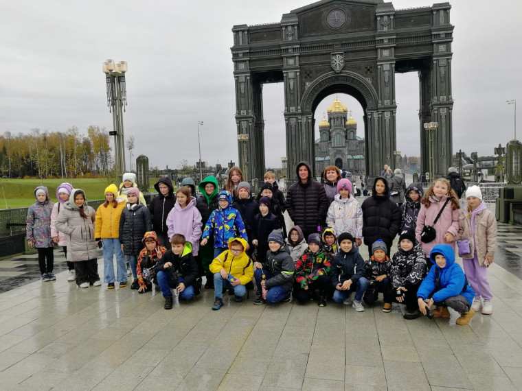 15 октября учащиеся 4а и 3б кл. со  своими классными руководителями посетили парк &quot;Патриот&quot; в Москве..